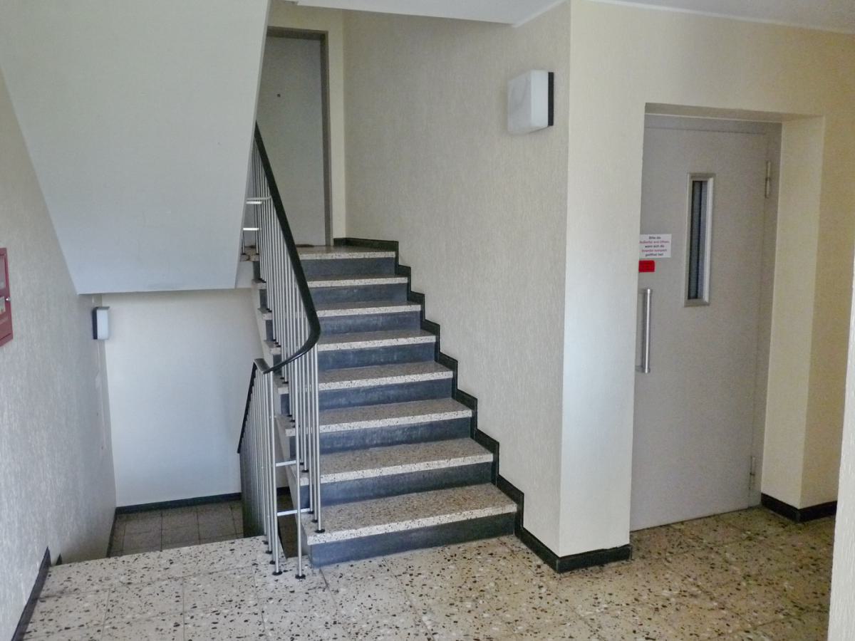 Treppenhaus mit Aufzug
